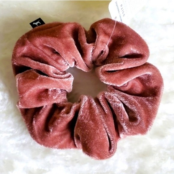 PINK Victoria's Secret Accessories - PINK VICTORIA'S SECRET VELVET SCRUNCHIES 💖